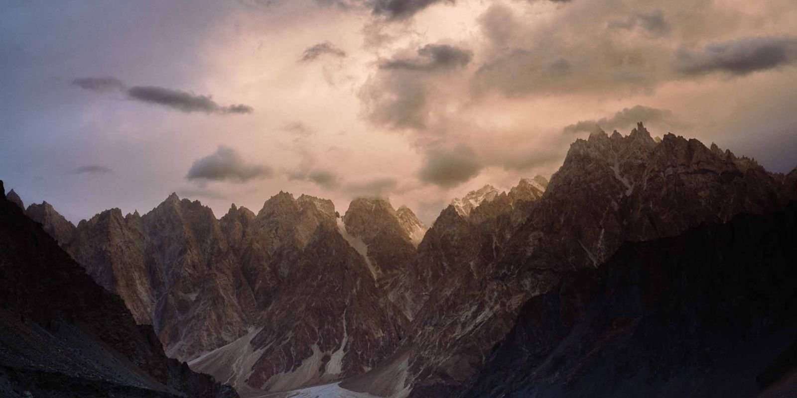 Passu Cones o zachodzie słońca